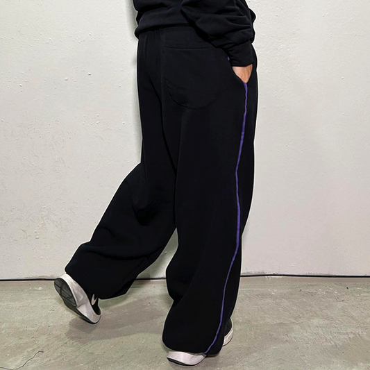 Pantalón negro URBAN RAYA LILA bolsillo trasero