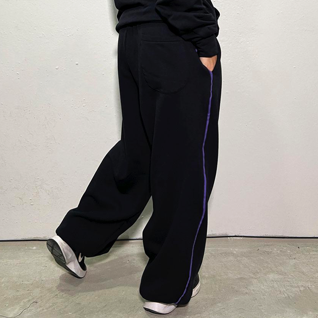 Pantalón negro URBAN RAYA LILA bolsillo trasero