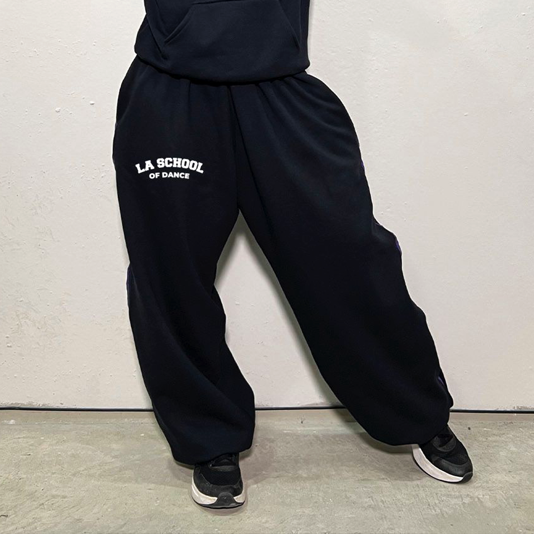 Pantalón negro URBAN RAYA LILA bolsillo trasero